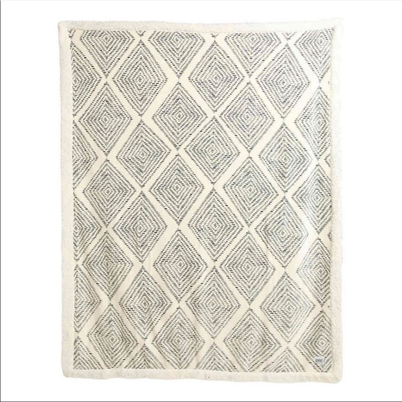 NWT DSW Geo Print Blanket - Picture 3 of 4